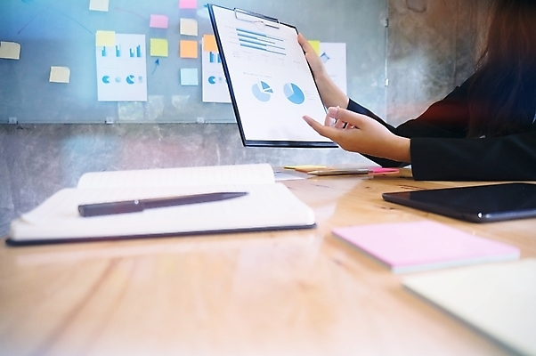 포토 JPG 해외이미지 직업 남자 백그라운드 컨셉 인터넷 회사 비즈니스 성공 그래프 선물 사람 사람없음 금융 노트북 컴퓨터 사무실 알약 펜 자료 업무 비즈니스맨 그룹 시장 결과 토론 분석 보고서 상담 경영자 문서 창업 보여주기 회계 경영 마케팅 투자자 프로젝트 해외202004 해외포토 모션 경제 전자제품 필기구 약 작업 직장인 리더 투자 자영업 파일형식 이미지허브