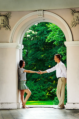 포토 JPG 해외이미지 백인 손 커플 공원 행복 벽 셔츠 잎 2 바지 관계 친절 악수 관리 사랑 사람 소년 성인 야외 두명 건물 세로 초록색 치마 터치 나뭇가지 춤 쌍 극장 아치 초대 옛날 해외202004 해외포토 서양인 나무 식물 건축물 공공시설 남자 감정 어린이 컬러 상의 하의 문화예술 손짓 신체부위 파일형식 이미지허브
