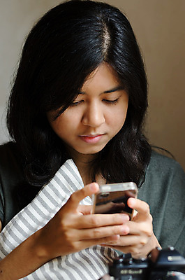 포토 JPG 해외이미지 백인 라이프스타일 응시 여자 행복 통신 모바일 휴식 주택 대화 사랑 한명 사람 동양인 성인 10대 스마트폰 스크린 기쁨 터치 서핑 달콤 스마트 개성 결백 채팅 해외202004 해외포토 서양인 1 시선 감정 컨셉 청소년 말하기 인종 건물 생활 핸드폰 스마트기기 수상스포츠 맛 파일형식 이미지허브