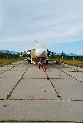 포토 JPG 해외이미지 날개 비행기 사람없음 공항 위험 군용 활주로 제트기 육군 대패 해외202004 해외포토 길 컨셉 항공교통 교통시설 대중교통 군대 파일형식 이미지허브