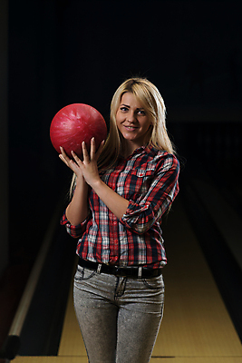 포토 JPG 해외이미지 백인 웰빙 여자 행복 스포츠 포즈 공 청소년 놀이 레저 실내 건강 한명 사람 성인 컬러풀 활발 잡기 던지기 볼링 헹가래 여자만 해외202004 해외포토 서양인 1 감정 컬러 컨셉 모션 내부 구기 축하 파일형식 이미지허브