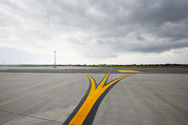 포토 JPG 해외이미지 구름 여행 가이드 교통시설 하늘 날씨 사람없음 야외 가로 노란색 흰색 공항 지시 방향 교차로 항공 흔적 사인 레이아웃 도로표지판 활주로 폭풍 이륙 구식 땅바닥 방법 옛날 제어 착륙 수평선 카피스페이스 해외202004 해외포토 자연요소 직업 도로 길 컬러 교통 모션 바닥 공백 표지판 시설 파일형식 이미지허브