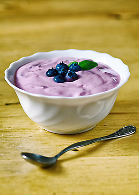 포토 JPG 해외이미지 라이프스타일 열매 어린이 음식 과일 부분 탁자 디저트 건강 사람없음 파란색 숟가락 우유 흰색 신선 달콤 맛 아침식사 정상 먹기 블루베리 요거트 내추럴 해외202004 해외포토 식물 컬러 가구 컨셉 모션 유제품 수저 사람 생활 식사 파일형식 이미지허브