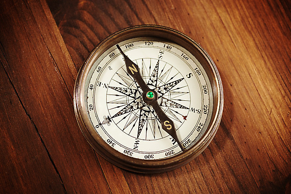 포토 JPG 해외이미지 사람없음 목재 옆모습 컬러풀 한개 노란색 금속 장비 골동품 흰색 원형 나침반 방향 북쪽 동쪽 남쪽 구식 서쪽 옛날 해외202004 해외포토 도형 나무 1 뷰포인트 컬러 재료 재질 파일형식 이미지허브