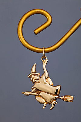 포토 JPG 해외이미지 모양 목걸이 사람없음 장식 빛 금속 황금 고급 우아함 보석 오브젝트 마녀 팬던트 스타일 해외202004 해외포토 컨셉 장신구 재질 광석 파일형식 이미지허브