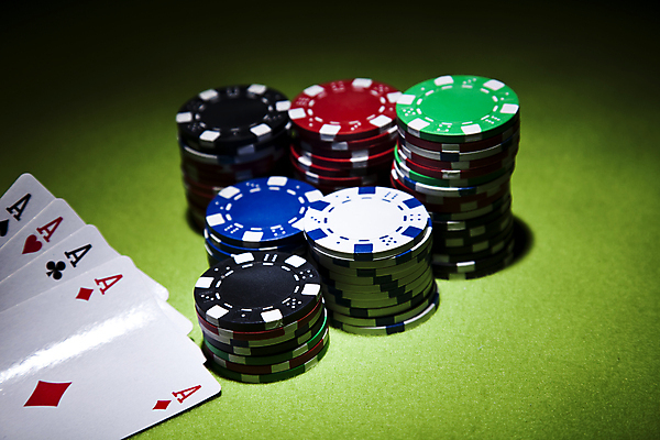 포토 JPG 해외이미지 실내 사람없음 쌓기 트럼프 포커칩 도박 카지노 겜블 초록배경 해외202004 해외포토 백그라운드 모션 내부 초록색 놀이용품 포커 파일형식 이미지허브