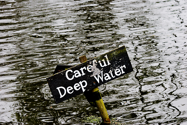 포토 JPG 해외이미지 호수 경고 사람없음 목재 물 젖음 정보 시골 저수지 연못 수비 위험 사인 경보 깊이 조언 트러블 해외202004 해외포토 자연요소 나무 컨셉 재료 모션 파일형식 이미지허브