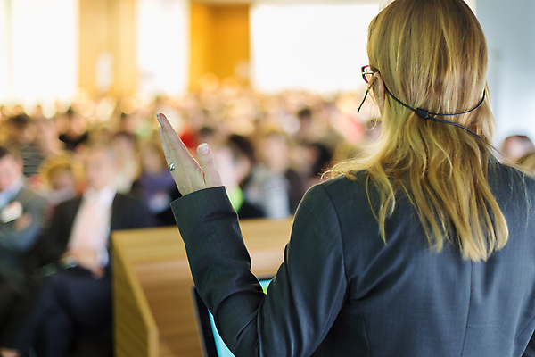 포토 JPG 해외이미지 직업 여자 교육 비즈니스 회의 실내 설명 한명 사람 이벤트 노트북 스터디 컴퓨터 스크린 교육자 교사 방 비즈니스우먼 발표 가르침 그룹 작업실 강의 강당 마이크 경영자 대학교 일반 세미나 지휘대 해외202004 해외포토 1 음향기기 학교 모션 내부 전자제품 학습 직장인 리더 파일형식 이미지허브