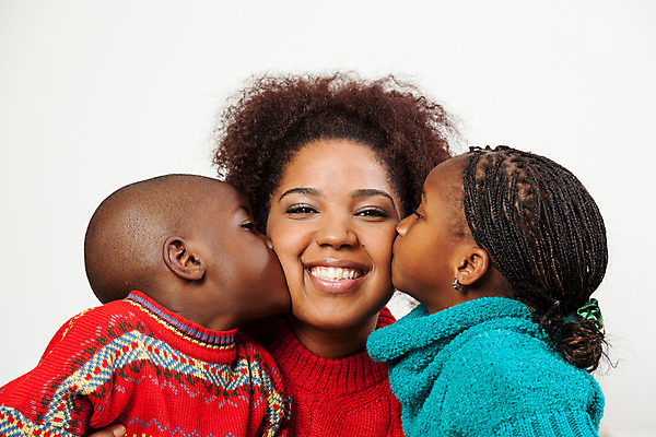 포토 JPG 해외이미지 모델 커플 여자 딸 행복 아들 어린이 크리스마스 가족 엄마 키스 주택 사랑 사람 앉기 성인 장식 가로 세명 검은색 방 재산 리빙 옛날 해외202004 해외포토 기념일 감정 컬러 관계 모션 건물 금융 애정표현 파일형식 이미지허브