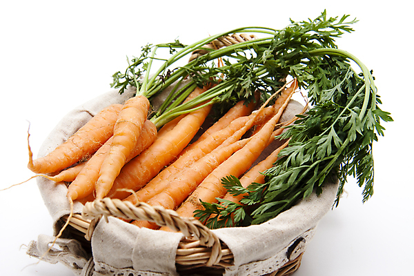 포토 JPG 해외이미지 식물 음식 줄기 잎 채소 건강 사람없음 초록색 바구니 식사 당근 수확 신선 먹기 흰배경 날것 해외202004 해외포토 컬러 백그라운드 농업 모션 뿌리채소 흰색 파일형식 이미지허브