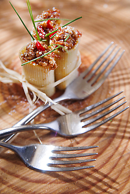 포토 JPG 해외이미지 리본 포크 실내 사람없음 이탈리아음식 묶기 나무배경 해외202004 카넬로니 해외포토 식기 백그라운드 모션 파스타 서양음식 내부 파일형식 이미지허브