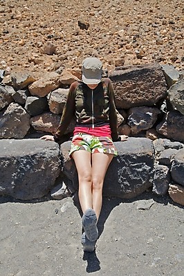 포토 JPG 해외이미지 손 꽃 유럽 모래 신발 신체 반바지 바지 하늘 휴가 휴식 한명 사람 앉기 야외 빨간색 갈색 유행 여행객 재킷 스페인 주머니 스웨터 스니커즈 어깨 화산 무릎 팔 지퍼 발목 숨김 땅바닥 저지 캡모자 해외202004 해외포토 식물 모자_잡화 1 나라 컬러 운동화 컨셉 상의 모션 발 하의 산 바닥 신체부위 외투 파일형식 이미지허브