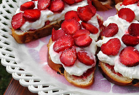 포토 JPG 해외이미지 접시 음식 조각 딸기 디저트 사람없음 빨간색 과자 케이크 빵집 흰색 달콤 설탕 굽기 크림 솜털 무스 타르트 페스츄리 해외202004 해외포토 식기 빵 컬러 과일 상점 맛 구이 파이_빵 파일형식 이미지허브