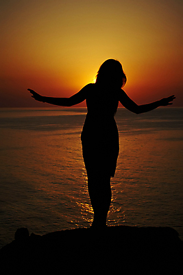 포토 JPG 해외이미지 1 라이프스타일 여자 실루엣 무기 모션 자연 하늘 아침 휴식 건강 한명 사람 성인 야외 여름 운동 햇빛 태양 일출 새벽 인사 명상 윤곽 위치 유일 해외202004 해외포토 주간 자연요소 계절 컨셉 촬영기법 생활 노을 예절 생태계 파일형식 이미지허브