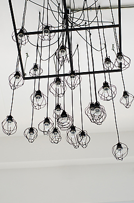 포토 JPG 해외이미지 디자인 가구 백그라운드 전구 목걸이 건축양식 유리 조명 매달리기 미술 사람없음 내부 장식 빛 반짝임 유행 금속 식당 검은색 어둠 에너지 수확 골동품 흰색 램프 투명 화려 황금 클래식 고급 크리스탈 보석 천장 복고 샹들리에 철사 거인 야광 빛망울 다락방 빅토리아 해외202004 해외포토 건축 컬러 생활용품 컨셉 농업 장신구 모션 재질 문화예술 상점 광석 파일형식 이미지허브