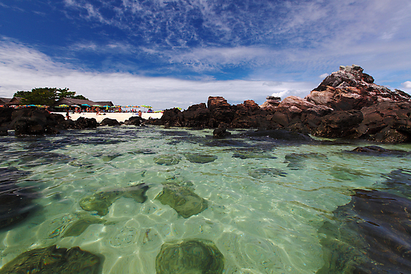 포토 JPG 해외이미지 나무 구름 아시아 모래 파도 바다 섬 여행 파타야 태국 자연 하늘 휴가 휴식 항해 파노라마 풍경 사람없음 야외 물 여름 파란색 태양 여행객 평화 만 휴양지 이국적 파라다이스 해외202004 해외포토 자연요소 식물 계절 나라 컬러 컨셉 배_교통 촬영기법 사람 장소 생태계 파일형식 이미지허브