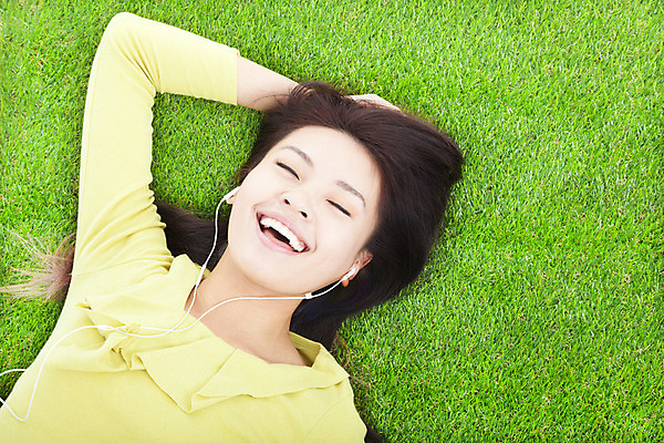 포토 JPG 해외이미지 모델 학생 라이프스타일 공원 여자 행복 음악 포즈 청소년 자연 휴식 한명 미소 사람 동양인 잔디 성인 야외 초록색 여름 맑음 봄 기쁨 꿈 듣기 가을 잠 거짓말 혼자 해외202004 해외포토 식물 1 계절 공공시설 감정 컬러 컨셉 모션 날씨 문화예술 표정 인종 생활 생태계 파일형식 이미지허브