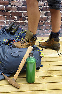 포토 JPG 해외이미지 옷 스포츠 여행 백그라운드 신발 지도 가방 배낭 휴가 산 부츠 취미 사람없음 야외 갈색 걷기 등산 트래킹 캠핑 하이킹 장비 탐험 짐 흰색 오솔길 모험가 오르기 탐사 발견 수하물 양발 오지 원정 하이커 해외202004 해외포토 잡화 길 컬러 모션 레저 파일형식 이미지허브