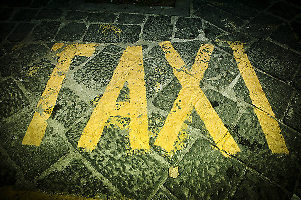 포토 JPG 해외이미지 여행 백그라운드 컨셉 텍스트 교통시설 거리 바닥 사람없음 야외 가로 단어 도시풍경 노란색 페인트 정보 도시 보행로 방향 심볼 흔적 사인 택시 타운 일반 서명 그런지 길가 땅바닥 해외202004 해외포토 문자 길 컬러 교통 승용차 자동차 풍경 시설 파일형식 이미지허브