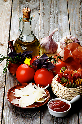 포토 JPG 해외이미지 음식 토마토 채소 재료 치즈 파스타 마늘 육류 요리 사람없음 빨간색 세트 갈색 노란색 식사 회색 시골 신선 케첩 허브 향신료 준비 유기농 매움 반죽 바질 토마토소스 로즈메리 건강식 생식 해외202004 해외포토 식물 웰빙 컬러 식재료 유제품 서양음식 소스_음식 맛 향미료 파일형식 이미지허브