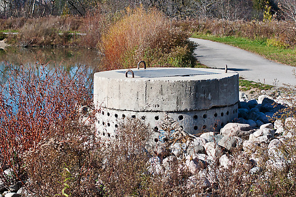 포토 JPG 해외이미지 공원 사람없음 야외 가로 물 컬러풀 환경 사진촬영 연못 구멍 환경보전 콘크리트 해외202004 해외포토 자연요소 공공시설 컬러 촬영 사회이슈 파일형식 이미지허브
