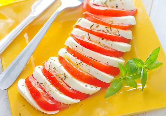 포토 JPG 해외이미지 접시 포크 토마토 사람없음 노란색 신선 나이프 바질 모짜렐라치즈 카프레제 플레이팅 해외포토 식기 컬러 채소 치즈 샐러드 칼 상차림 파일형식 이미지허브