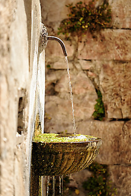 포토 JPG 해외이미지 외관 벽 건축양식 거리 주택 사람없음 야외 건물 물 마을 이탈리아 바위 도시 중세 분수 타운 옛날 해외202004 해외포토 자연요소 건축물 건축 유럽 돌_바위 역사 파일형식 이미지허브