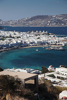포토 JPG 해외이미지 전통 유럽 문화 바다 섬 여행 건축양식 휴가 주택 파노라마 풍경 사람없음 야외 건물 물 여름 파란색 도시풍경 여행객 마을 항구 풍차 흰색 지중해 그리스 장면 지역 포트 타운 산토리니 그리스인 미코노스섬 해외202004 해외포토 자연요소 서양인 건축물 계절 건축 나라 컬러 교통시설 촬영기법 사람 도시 파일형식 이미지허브