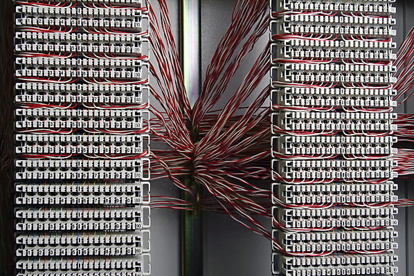 포토 JPG 해외이미지 이동 인터넷 비즈니스 통신 사람없음 빨간색 전자제품 컴퓨터 디지털 자료 힘 전선 정보 그물 네트워크 센터 콘센트 플러그 연결 접속 무선전화기 속도 순환 철사 섬유 전송 랜 모뎀 방화벽 서버 신발장 하드웨어 네트워킹 제공자 해외202004 해외포토 컬러 컨셉 모션 직물 전화기 파일형식 이미지허브