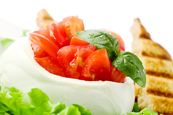 포토 JPG 해외이미지 음식 빵 조각 토마토 치즈 건강 사람없음 빛 식당 이탈리아 샐러드 우유 맛 주사위 토스트 바질 고립 모짜렐라치즈 카프레제 개조 해외202004 해외포토 유럽 컨셉 채소 유제품 상점 파일형식 이미지허브