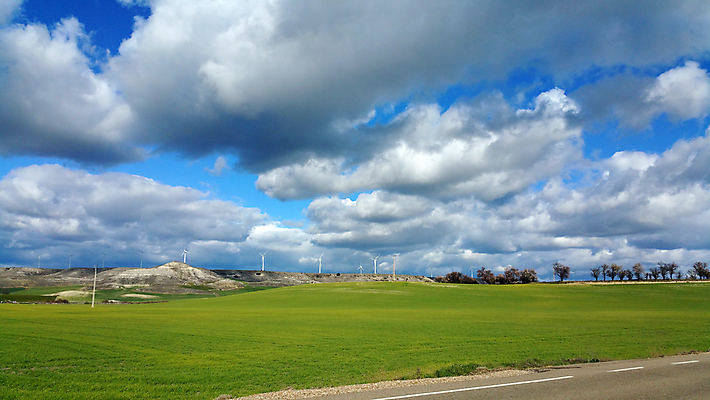 포토 JPG 해외이미지 구름 백그라운드 밭 농업 자연 하늘 건조 풍경 사람없음 야외 여름 빛 농작물 햇빛 농장 농경지 노란색 쌓기 봄 새벽 수확 시골 원형 스페인 황금 건초더미 볏짚 땅 시리얼 밀 보따리 뭉치 밀짚 내추럴 밭일 평야 호밀 세련 해외202004 해외포토 자연요소 도형 계절 유럽 산업 음식 컬러 모션 곡류 태양 건초 짚 생태계 파일형식 더미 이미지허브