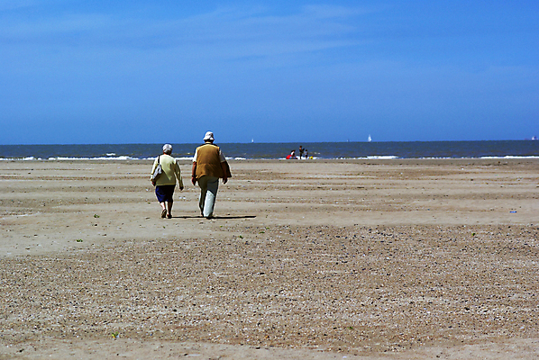 포토 JPG 해외이미지 커플 모래 파도 바다 하늘 휴가 사람 사람없음 물 파란색 걷기 맑음 산책 해외202004 해외포토 자연요소 컬러 관계 모션 날씨 휴식 파일형식 이미지허브