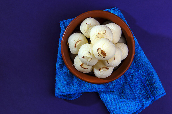 포토 JPG 해외이미지 디저트 사람없음 도자기 원형 사기그릇 냅킨 인도음식 라스굴라 해외포토 도형 그릇 음식 치즈 동양음식 파일형식 이미지허브