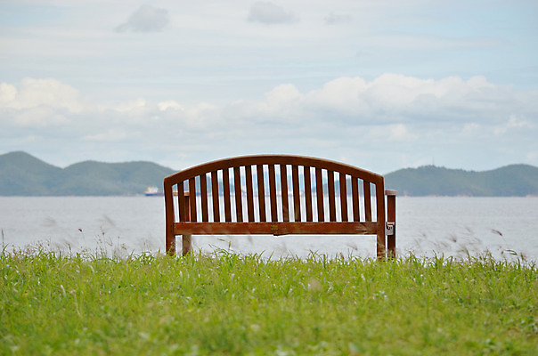 포토 JPG 해외이미지 바다 벤치 의자 하늘 사람없음 목재 초록색 물 파란색 해외202004 해외포토 자연요소 나무 컬러 가구 재료 파일형식 이미지허브