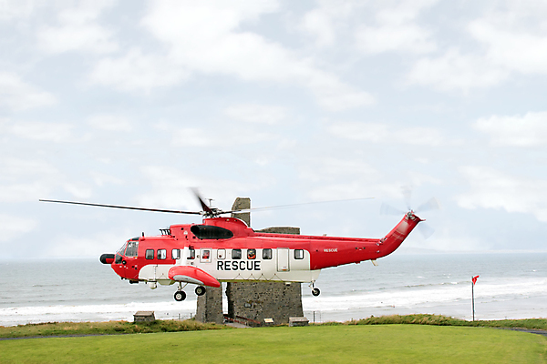 포토 JPG 해외이미지 구름 여행 교통시설 하늘 경비 안전 사람없음 빨간색 파란색 절벽 고통 흰색 긴급 깃발 업무 바퀴 칼날 구출 헬리콥터 파일럿 연습 항공 서비스 검색 아일랜드 송곳 착륙 파멸 헬프 해외202004 해외포토 자연요소 직업 감정 유럽 컬러 교통 컨셉 비행기 작업 도움 보호 시설 파일형식 소멸 이미지허브