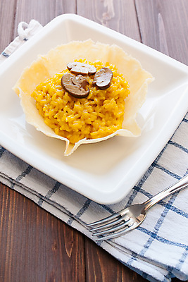 포토 JPG 해외이미지 접시 음식 포크 밥 치즈 건강 요리 사람없음 빨간색 빛 노란색 바구니 식당 식사 저녁식사 버섯 맛 먹이 준비 점심식사 리조또 밀라노 사프란 수유 채식주의자 비건 해외202004 해외포토 식기 컬러 컨셉 유제품 상점 이탈리아 향신료 채식 파일형식 이미지허브