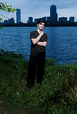 포토 JPG 해외이미지 백인 1 학생 남자 셔츠 티셔츠 생각 바지 잉글랜드 새로움 한명 서기 야외 건물 10대 초록색 물 파란색 강 머리 믿음 분노 흰색 도시 불안 대학교 불행 스카이라인 갸우뚱 골프티 혼자 해외202004 해외포토 자연요소 서양인 건축물 감정 컬러 컨셉 상의 학교 모션 청소년 하의 영국 골프용품 사람 신체부위 파일형식 이미지허브