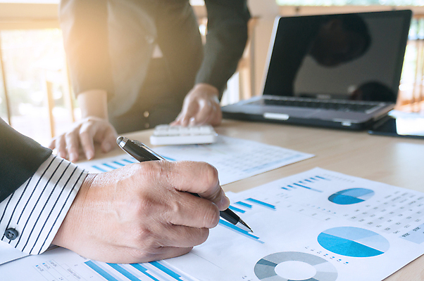 포토 JPG 해외이미지 직업 남자 백그라운드 컨셉 인터넷 회사 비즈니스 성공 그래프 선물 사람 사람없음 금융 노트북 컴퓨터 사무실 알약 펜 자료 업무 비즈니스맨 그룹 시장 결과 토론 분석 보고서 상담 경영자 문서 창업 보여주기 회계 경영 마케팅 투자자 프로젝트 해외202004 해외포토 모션 경제 전자제품 필기구 약 작업 직장인 리더 투자 자영업 파일형식 이미지허브