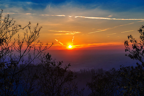 포토 JPG 해외이미지 겨울 자연 하늘 파노라마 풍경 사람없음 태양 황혼 일몰 안개 시골 땅 언덕 타운 수평선 해외202004 해외포토 자연요소 계절 날씨 촬영기법 노을 도시 생태계 파일형식 이미지허브