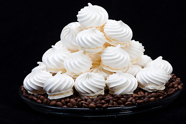 포토 JPG 해외이미지 접시 검은배경 서양음식 실내 사람없음 쌓기 쿠키 원두 달콤 머랭 해외202004 머랭쿠키 해외포토 식기 커피 음식 백그라운드 모션 디저트 내부 검은색 맛 파일형식 이미지허브