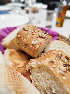 포토 JPG 해외이미지 전통 음식 빵 조각 탁자 아침 씨앗 사람없음 갈색 바구니 식당 식사 저녁식사 카페 빵집 껍질 흰색 바 아침식사 먹이 낟알 시리얼 밀 굽기 메뉴 덩어리 점심식사 단절 정물화 해외202004 해외포토 주간 식물 컬러 가구 곡류 상점 구이 그림 파일형식 이미지허브