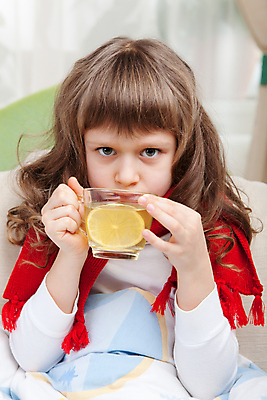 포토 JPG 해외이미지 백인 딸 얼굴 음료 어린이 조각 포장 유리 따뜻함 건강 한명 사람 컵 빨간색 물 약 목도리 유치원 고통 환자 슬픔 마시기 흰색 자녀 침대 열 바이러스 좌절 질병 작음 담요 레몬 돌봄 해외202004 해외포토 자연요소 서양인 1 식기 잡화 교육 감정 컬러 가구 컨셉 과일 의학 가족 모션 재질 신체부위 크기 파일형식 이미지허브