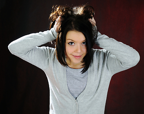 포토 JPG 해외이미지 백인 1 응시 여자 무기 얼굴 갈색머리 관리 한명 미소 사람 성인 어둠 화려 슛 길이 해외202004 해외포토 서양인 헤어스타일 시선 컨셉 표정 신체부위 파일형식 이미지허브