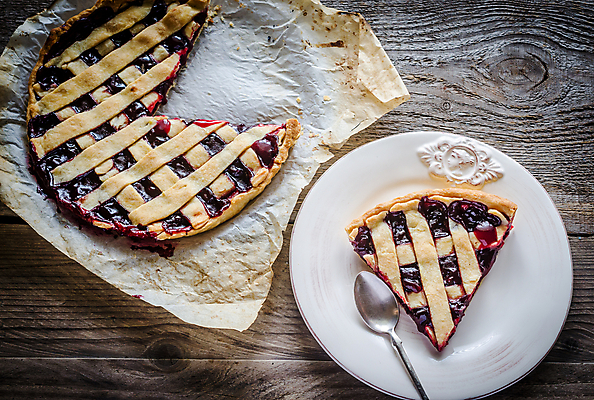 포토 JPG 해외이미지 접시 열매 종이 음식 조각 과일 부분 탁자 디저트 사람없음 목재 장식 빨간색 케이크 식당 숟가락 카페 빵집 껍질 흰색 시골 대접 신선 오픈 체리 황금 달콤 맛 설탕 굽기 먹기 점심식사 숙성 타르트 페스츄리 핸드메이드 해외202004 해외포토 나무 식물 식기 빵 컬러 가구 컨셉 재료 모션 수저 상점 식사 구이 파이_빵 파일형식 이미지허브