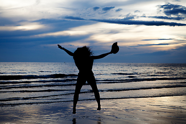 포토 JPG 해외이미지 손 여자 행복 실루엣 모래 파도 바다 백그라운드 신체 오렌지 자연 하늘 관리 그림자 사람 사람없음 야외 물 파란색 빛 햇빛 태양 점프 일몰 새벽 활발 기쁨 축하 춤 저녁 해외202004 해외포토 자연요소 감정 컬러 컨셉 과일 모션 문화예술 촬영기법 신체부위 노을 야간 생태계 파일형식 이미지허브
