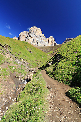 포토 JPG 해외이미지 유럽 길 여행 자연 하늘 휴가 산 주택 풍경 사람없음 야외 초록색 여름 파란색 계곡 이탈리아 하이킹 정상 오솔길 알프스 해외202004 해외포토 계절 나라 컬러 레저 건물 생태계 파일형식 이미지허브