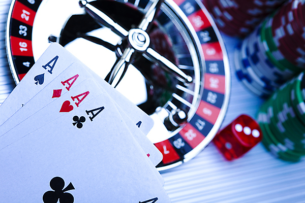 포토 JPG 해외이미지 실내 사람없음 쌓기 트럼프 포커칩 도박 카지노 주사위 흰배경 룰렛 겜블 해외202004 해외포토 백그라운드 모션 내부 놀이용품 게임 흰색 포커 파일형식 이미지허브