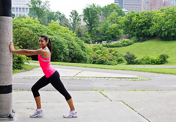 포토 JPG 해외이미지 라이프스타일 공원 여자 스포츠 포즈 신체 건강 한명 사람 성인 운동복 운동 스트레칭 에너지 도시 유연 연습 히스패닉 카피스페이스 해외202004 해외포토 1 옷 공공시설 생활 공백 파일형식 이미지허브