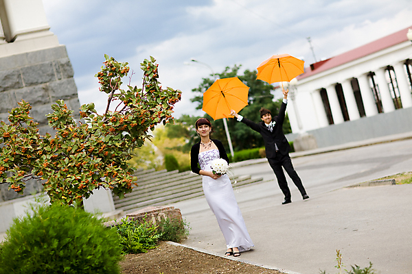 포토 JPG 해외이미지 커플 드레스 여자 남자 행복 신랑 결혼 2 오렌지 우산 가족 하늘 결혼식 휴가 거리 사랑 웃음 사람 성인 야외 두명 유행 기쁨 도시 아내 우아함 긍정 열정 해외202004 해외포토 옷 감정 컨셉 과일 관계 표정 이벤트 파일형식 이미지허브