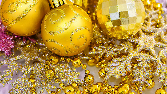 포토 JPG 해외이미지 나무 크리스마스 겨울 공 유리 탁자 휴가 새로움 새해 기념 사람없음 장식 빨간색 빛 컬러풀 축제 장식볼 흰색 축하 눈송이 황금 12월 연도 해외202004 해외포토 식물 계절 기념일 컬러 가구 컨셉 재질 눈_날씨 날짜 파일형식 이미지허브